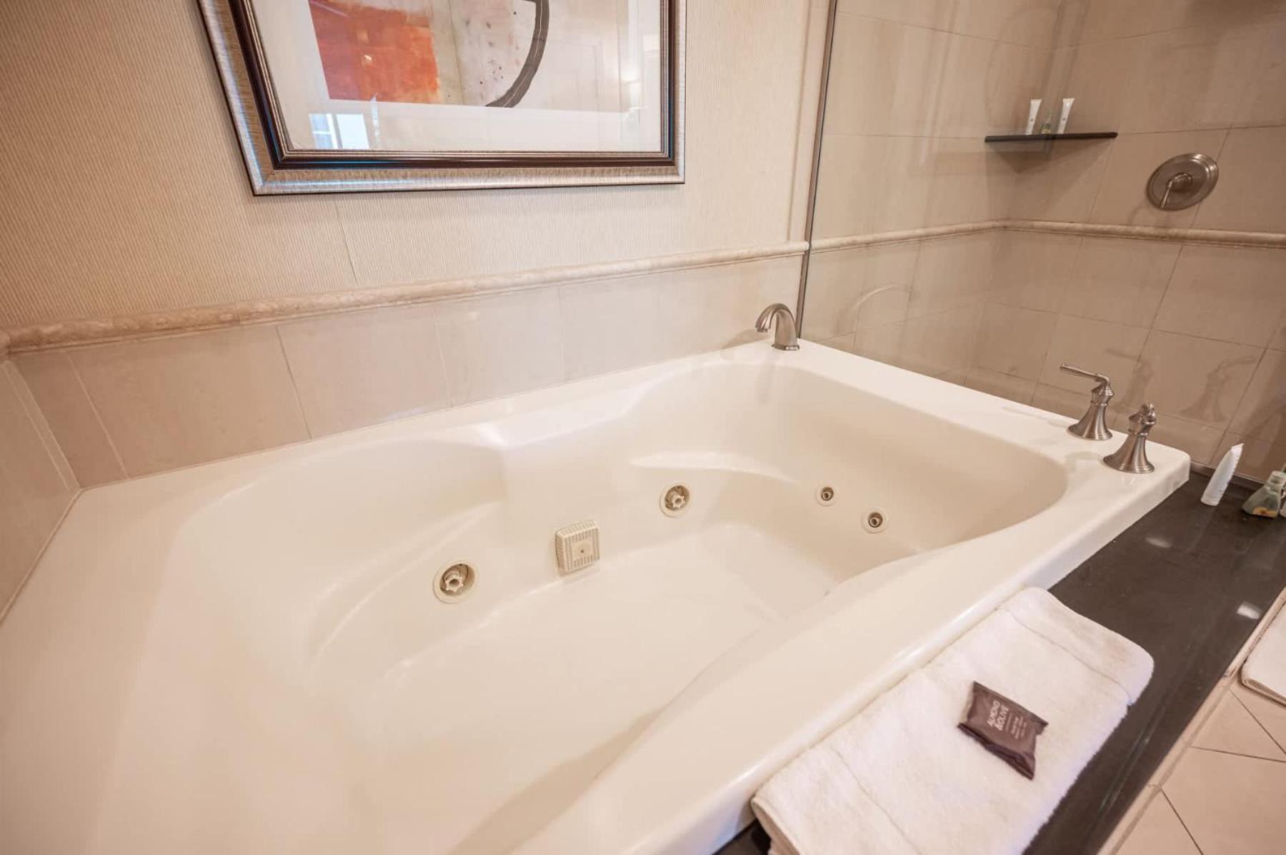 No Resort Fee Strip View Suite + Free Valet+ Pool Лас-Вегас Экстерьер фото
